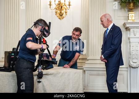 Washington, DC, Stati Uniti. 02nd Nov 2022. Il presidente DEGLI STATI UNITI Joe Biden vede le dimostrazioni di formazione dei sindacati e della âworkforce companiesâ nella Sala da pranzo di Stato della Casa Bianca a Washington, DC, USA, 02 novembre 2022. Credito: Jim Loscalzo - Pool via CNP/dpa/Alamy Live News Foto Stock