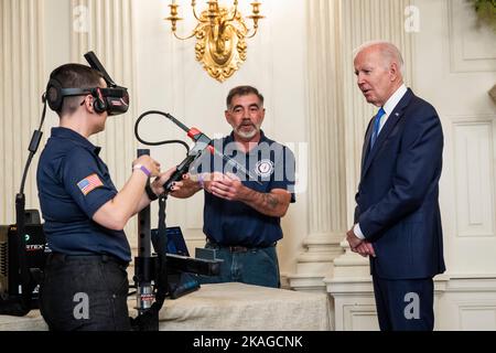 Washington, DC, Stati Uniti. 02nd Nov 2022. Il presidente DEGLI STATI UNITI Joe Biden vede le dimostrazioni di formazione dei sindacati e della âworkforce companiesâ nella Sala da pranzo di Stato della Casa Bianca a Washington, DC, USA, 02 novembre 2022. Credito: Jim Loscalzo - Pool via CNP/dpa/Alamy Live News Foto Stock