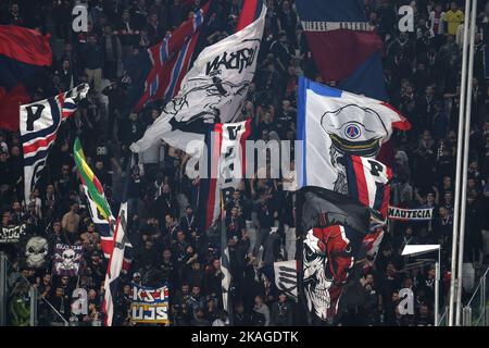 Torino, Italia. 2nd Nov 2022. I tifosi del PSG hanno sventolato bandiere giganti mentre acclamano la loro squadra durante la partita della UEFA Champions League allo stadio Allianz di Torino. Il credito per le immagini dovrebbe essere: Jonathan Moskrop/Sportimage Credit: Sportimage/Alamy Live News Foto Stock