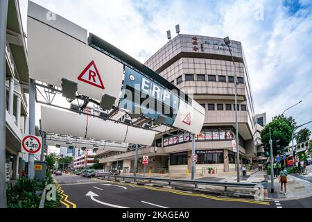 Gantry Electronic Road Pricing (ERP) nell'area CBD. Viene utilizzato per gestire la congestione stradale a Singapore. Foto Stock