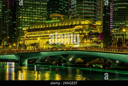 L'hotel Fullerton dietro il Ponte Esplande di notte. Foto Stock