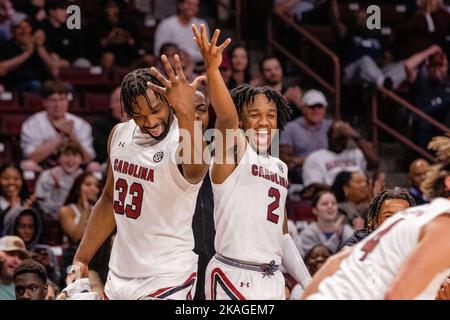 2 novembre 2022: South Carolina Gamecocks Forward Josh Gray (33) e la guardia Chico carter Jr. (2) festeggiano dalla panchina contro i Mars Hill Lions durante la seconda metà del matchup NCAA Basketball alla Colonial Life Arena di Columbia, SC. (Scott Kinser/Cal Sport Media) Foto Stock