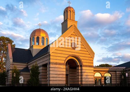 Chiesa ortodossa serba dei santi Pietro e Paolo al tramonto a Lilburn, Georgia. (USA) Foto Stock