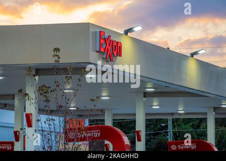 Stazione di servizio Exxon al tramonto a Lilburn, Georgia. (USA) Foto Stock