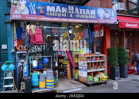 New York, NY - Ottobre 2022: Negozio di ferramenta vecchio stile nel quartiere Hell's Kitchen di Manhattan Foto Stock