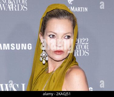 New York, Stati Uniti. 02nd Nov 2022. Kate Moss arriva sul tappeto rosso per la WSJ. Magazine Innovator Awards 2022 al Museum of Modern Art di New York, NY, mercoledì 2 novembre 2022. Foto di Gabriele Holtermann/UPI Credit: UPI/Alamy Live News Foto Stock