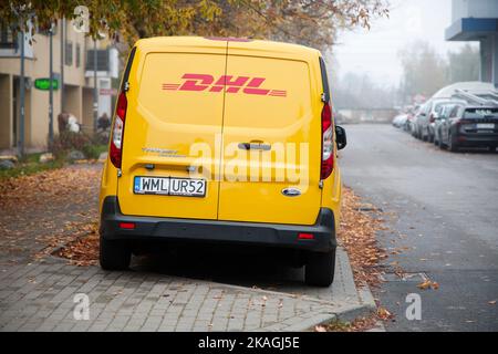 Varsavia, Polonia. 01st Nov 2022. Un furgone DHL viene visto a Varsavia, in Polonia, il 01 novembre 2022. DHL Global Forwarding, specialista del trasporto aereo e marittimo di Deutsche Post DHL Group, e GoodShipping, pioniere globale e leader di mercato nel decarbonizzare l'industria del trasporto di container cambiando la miscela di carburante marino. Con l'ultimo acquisto di circa 60 milioni di litri di carburante marino sostenibile DHL ridurrà un totale di 180.000 tonnellate di CO2 per la spedizione fino al 2024. (Foto di Jaap Arriens/Sipa USA) Credit: Sipa USA/Alamy Live News Foto Stock