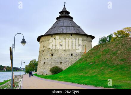 Pskov, Russia, 09.26.2022. Il vecchio Cremlino di Pskov in pietra. Terrapieno presso la torre della fortezza di Pokrovskaya sulle rive del fiume Velikaya Foto Stock