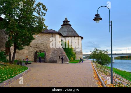 Pskov, Russia, 09.26.2022. Il vecchio Cremlino di Pskov in pietra. Terrapieno presso la torre della fortezza di Pokrovskaya sulle rive del fiume Velikaya Foto Stock