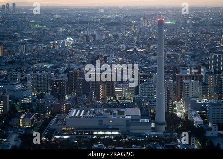 Tokyo, Giappone. 2nd Nov 2022. L'impianto di incenerimento Meguro, recentemente in costruzione, a Tokyo. Il Giappone brucia regolarmente rifiuti combustibili per la produzione di elettricità e l'industria. La pratica viene con preoccupazioni ambientali, come delineato dai veterani militari degli Stati Uniti è venuto giù con problemi di salute respiratoria dai loro schieramenti dovuto alla pratica di condurre incontrollato lo smaltimento dei rifiuti della fossa di combustione alle basi operative in avanti nelle guerre dell'Iraq e dell'Afghanistan. Di conseguenza, nuove strutture sono state costruite con considerazioni ambientali in mente per proteggere la salute pubblica.Elettricità, rinnovare Foto Stock