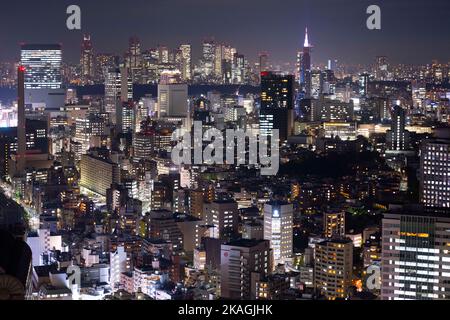 Tokyo, Giappone. 2nd Nov 2022. Lo skyline di Tokyo di Shibuya (Æ¸ -·åŒº°) in tarda serata. Skyline urbano, sci-fi, Giappone, megacity.Japan ha recentemente riaperto al turismo dopo oltre due anni di divieti di viaggio a causa della pandemia COVID-19. Lo Yen si è notevolmente deprezzato nei confronti del dollaro USA, creando turbolenze economiche per il commercio internazionale e l'economia giapponese. I turisti possono fare acquisti senza tasse in Giappone con un visto temporaneo. (Credit Image: © Taidgh Barron/ZUMA Press Wire) Foto Stock