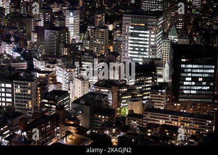 Tokyo, Giappone. 2nd Nov 2022. Lo skyline di Tokyo di Shibuya (Æ¸ -·åŒº°) in tarda serata. Skyline urbano, sci-fi, Giappone, megacity.Japan ha recentemente riaperto al turismo dopo oltre due anni di divieti di viaggio a causa della pandemia COVID-19. Lo Yen si è notevolmente deprezzato nei confronti del dollaro USA, creando turbolenze economiche per il commercio internazionale e l'economia giapponese. I turisti possono fare acquisti senza tasse in Giappone con un visto temporaneo. (Credit Image: © Taidgh Barron/ZUMA Press Wire) Foto Stock