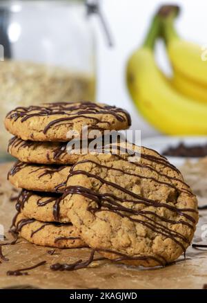 biscotti di farina d'avena con gocce di cioccolato, banane sullo sfondo Foto Stock