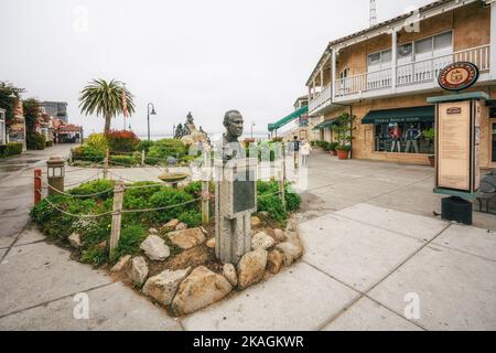 Monterey, California, USA - 31 ottobre 2022. Il John Steinbeck Plaza si trova in Cannery Row a Monterey. Negozi, gallerie e negozi di articoli da regalo, via Foto Stock