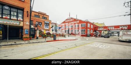 Monterey, California, USA - 31 ottobre 2022. Storico Cannery Row nel centro di Monterey, California, vista sulla strada Foto Stock