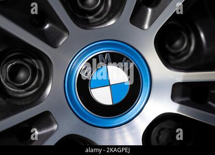 Monaco, Germania. 02nd Nov 2022. Il logo di BMW è visto su un bordo di una macchina. Il costruttore presenta i dati relativi al 3rd° trimestre del 03.11.2022. Credit: Sven Hoppe/dpa/Alamy Live News Foto Stock