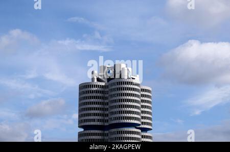 Monaco, Germania. 02nd Nov 2022. Il logo di BMW è visibile presso la sede centrale dell'azienda. Il costruttore presenta i dati relativi al 3rd° trimestre del 03.11.2022. Credit: Sven Hoppe/dpa/Alamy Live News Foto Stock