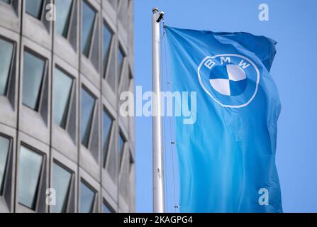 Monaco, Germania. 02nd Nov 2022. Una bandiera con il logo BMW è visibile davanti alla sede centrale dell'azienda. Il costruttore presenta i dati relativi al 3rd° trimestre del 03.11.2022. Credit: Sven Hoppe/dpa/Alamy Live News Foto Stock