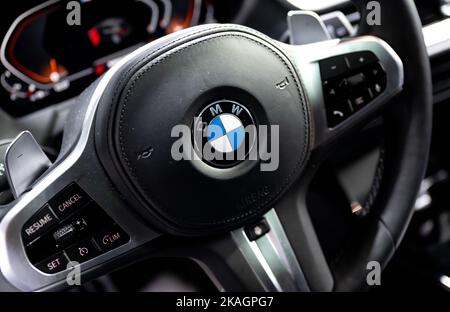 Monaco, Germania. 02nd Nov 2022. Il logo BMW è visibile sul volante di un'auto. Il costruttore presenta i dati relativi al 3rd° trimestre del 03.11.2022. Credit: Sven Hoppe/dpa/Alamy Live News Foto Stock