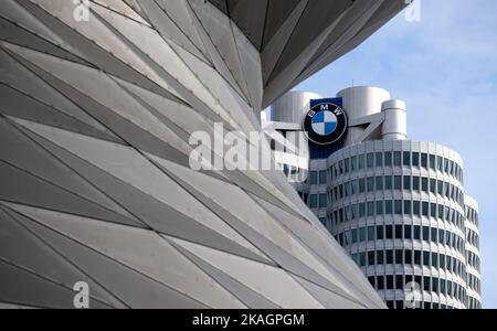 Monaco, Germania. 02nd Nov 2022. Il logo di BMW è visibile presso la sede centrale dell'azienda. Il costruttore presenta i dati relativi al 3rd° trimestre del 03.11.2022. Credit: Sven Hoppe/dpa/Alamy Live News Foto Stock