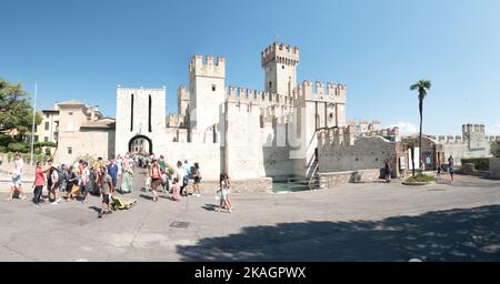 Rocca Scaligera,Sirmione,Lago di Garda, Italia. Giugno 28, 2022. Storico castello e città vecchia su piccola isola, vista sul bellissimo porto Foto Stock