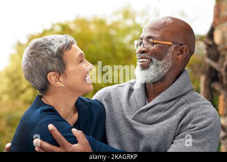 Felice e innamorato, una coppia affettuosa che si gode un po 'di tempo di qualità nel parco. Foto Stock