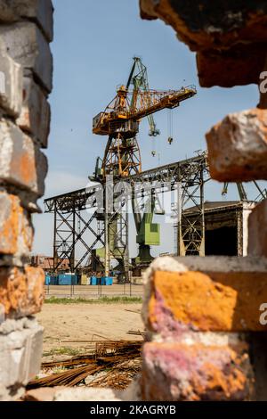 Costruzione industriale presso il cantiere navale di Danzica, ex cantiere di Lenin, officina di prefabbricazione e gru pesanti grande cantiere polacco. Gru nello storico cantiere navale di Danzica, sede di Solidarity Polska Foto Stock