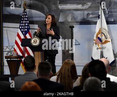 Boston, Massachusetts, Stati Uniti. 02nd Nov 2022. Il Vice Presidente degli Stati Uniti Kamala Harris presenta le sue osservazioni sugli sconti IRA Home durante un evento al Sheet Metal Workers Local 17 di Boston, Massachusetts, USA, 02 novembre 2022. Credito: Mark Stockwell/Pool tramite CNP/dpa/Alamy Live News Foto Stock