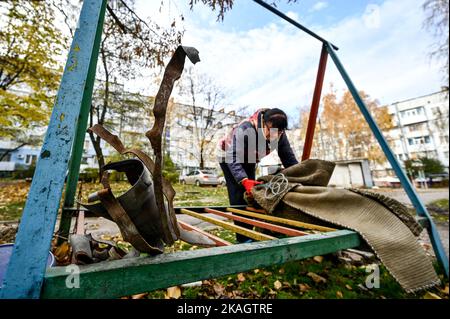 Non esclusiva: STEPNOHIRSK, UCRAINA - 2 NOVEMBRE 2022 - Una donna pulisce un tappeto a Stepnohirsk situato vicino alla prima linea, Zaporizhzhia Regione, Foto Stock