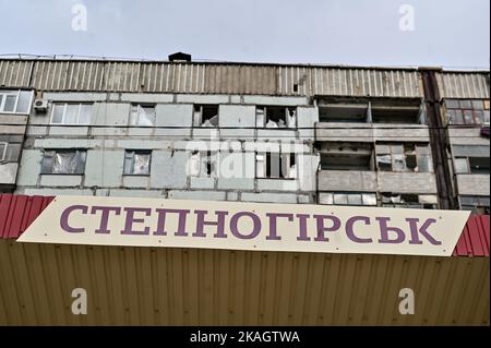 Non esclusivo: STEPNOHIRSK, UCRAINA - 2 NOVEMBRE 2022 - il nome dell'insediamento di tipo urbano è visto sul banner a Stepnohirsk situato vicino Foto Stock