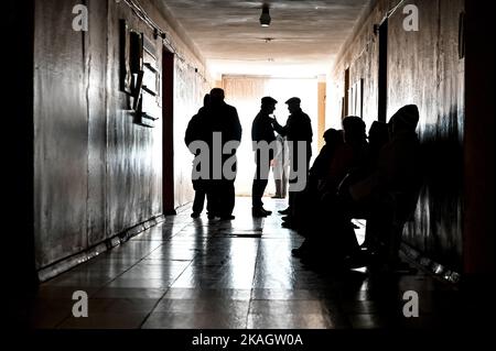 Non esclusiva: STEPNOHIRSK, UCRAINA - 2 NOVEMBRE 2022 - le sagome delle persone sono viste nel corridoio a Stepnohirsk situato vicino alla parte anteriore Foto Stock