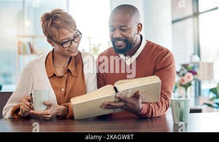 Famiglia, adorazione e anziani coppia con una bibbia, lettura e rilassarsi con un caffè a tavola nella loro casa, calma e felice. Preghiera, famiglia nera e bibbia Foto Stock