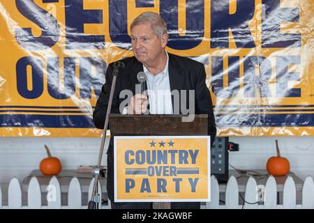 Segretario dell'Agricoltura ed ex governatore Tom Vilsack a Montrose, Iowa, il 29th ottobre 2022, in campagna per il candidato democratico mike Fran al senato Foto Stock