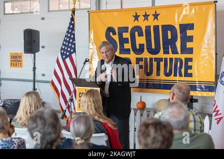 Segretario dell'Agricoltura ed ex governatore Tom Vilsack a Montrose, Iowa, il 29th ottobre 2022, in campagna per il candidato democratico mike Fran al senato Foto Stock
