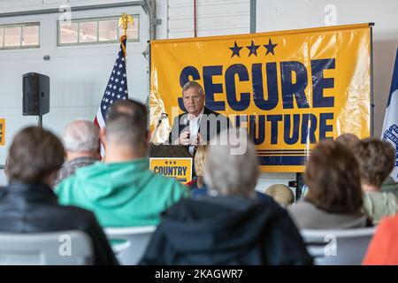 Segretario dell'Agricoltura ed ex governatore Tom Vilsack a Montrose, Iowa, il 29th ottobre 2022, in campagna per il candidato democratico mike Fran al senato Foto Stock