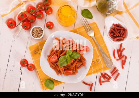 Lenticchie con pomodori ciliegini e basilico. Foto Stock