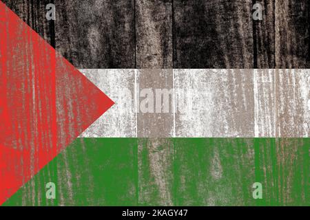 Vecchia bandiera della palestina danneggiata dipinta su uno sfondo di legno afflitto Foto Stock