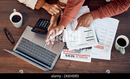 Laptop, calcolatrice o finanza con mani di coppia nera per la ricerca di documenti di controllo fiscale o la revisione degli investimenti. Vista dall'alto, contabile o donna nera Foto Stock