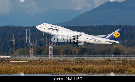 Richmond, British Columbia, Canada. 1st Nov 2022. Un Boeing 747-400 di Lufthansa (D-ABVU) parte dall'aeroporto internazionale di Vancouver. (Credit Image: © Bayne Stanley/ZUMA Press Wire) Foto Stock