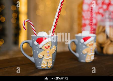 Tazza con un voluminoso pan di zenzero su di esso. Cacao di Natale con marshmallows e fragole Foto Stock