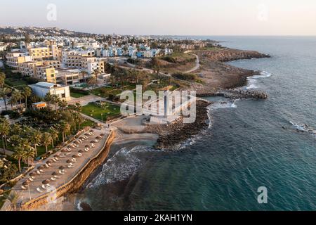 Vista aerea della costa di St Georges Bay Chloraka e del St. George Beach Hotel & Spa Resort, Paphos, Cipro. Foto Stock