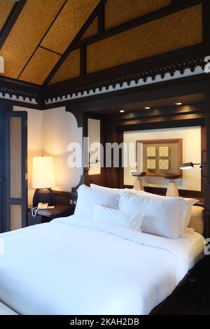 Splendidi interni del resort dell'isola di pangkor con letti confortevoli. Foto Stock