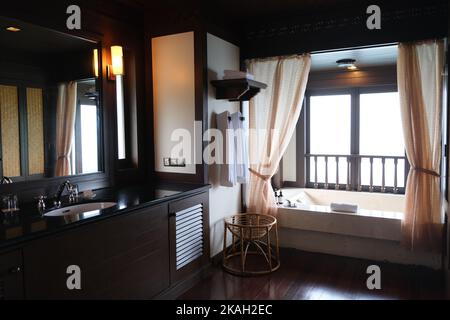 Splendidi interni del resort dell'isola di pangkor con letti confortevoli. Foto Stock