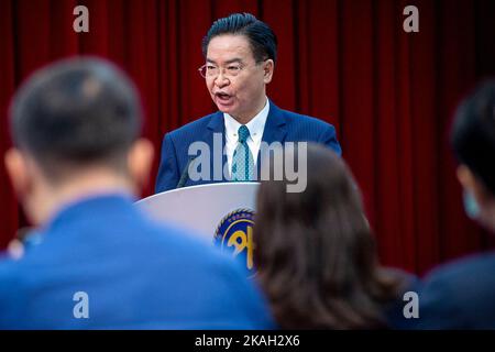 Taipei. 03rd Nov 2022. Joseph Wu, ministro degli Esteri di Taiwan, ha parlato durante la visita dei parlamentari europei dell'Alleanza interparlamentare sulla Cina (IPAC) a Taipei, Taiwan, il 03/11/2022 di Wiktor Dabkowski Credit: dpa/Alamy Live News Foto Stock