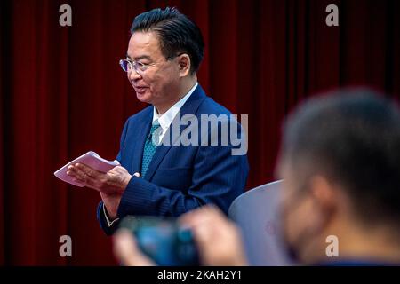 Taipei. 03rd Nov 2022. Joseph Wu, ministro degli Esteri di Taiwan, ha parlato durante la visita dei parlamentari europei dell'Alleanza interparlamentare sulla Cina (IPAC) a Taipei, Taiwan, il 03/11/2022 di Wiktor Dabkowski Credit: dpa/Alamy Live News Foto Stock