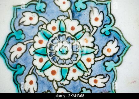 Ottomano fatti a mano antico bagno turco di piastrelle con motivi floreali Foto Stock