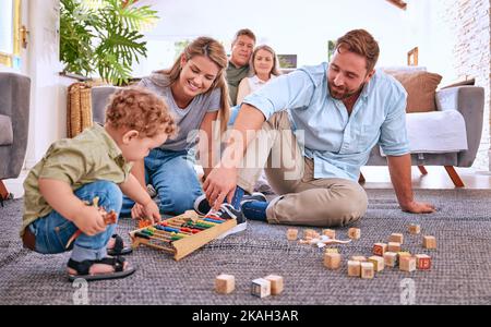 Genitori, apprendimento e bambino giocare con giocattoli per l'istruzione e lo sviluppo a casa. Abilità motorie, educazione infantile e bambino con cui gioca Foto Stock