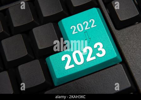 Immettere 2023 sulla tastiera. Un concetto che cambia da 2022 a 2023. Foto Stock