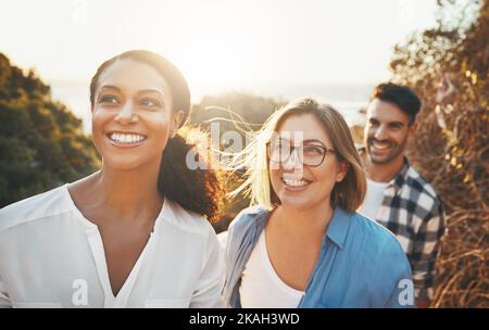 Sappiamo solo il posto: Tre amici si divertono mentre trascorrono la giornata all'aperto. Foto Stock