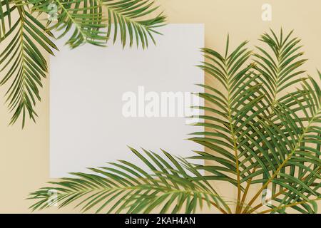 Mockup quadrato bianco. Scheda a fogli bianchi con spazio per la copia mockup sulle foglie di palma. Tessera d'invito quadrata mockup con foglia di palma su tavolo beige. Foto Stock